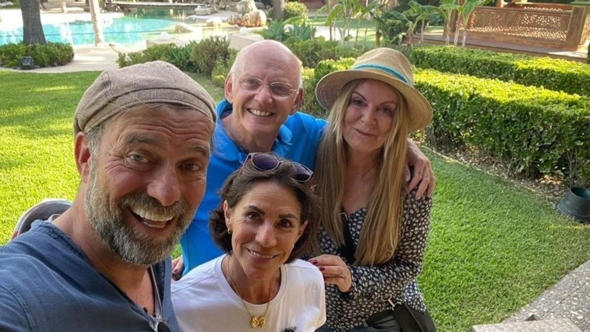 Jürgen Klopp (links) mit seiner Frau Ulla (rechts) und Rolf und Belinha Knie (Mitte) im Garten der Villa in Santa Ponça.