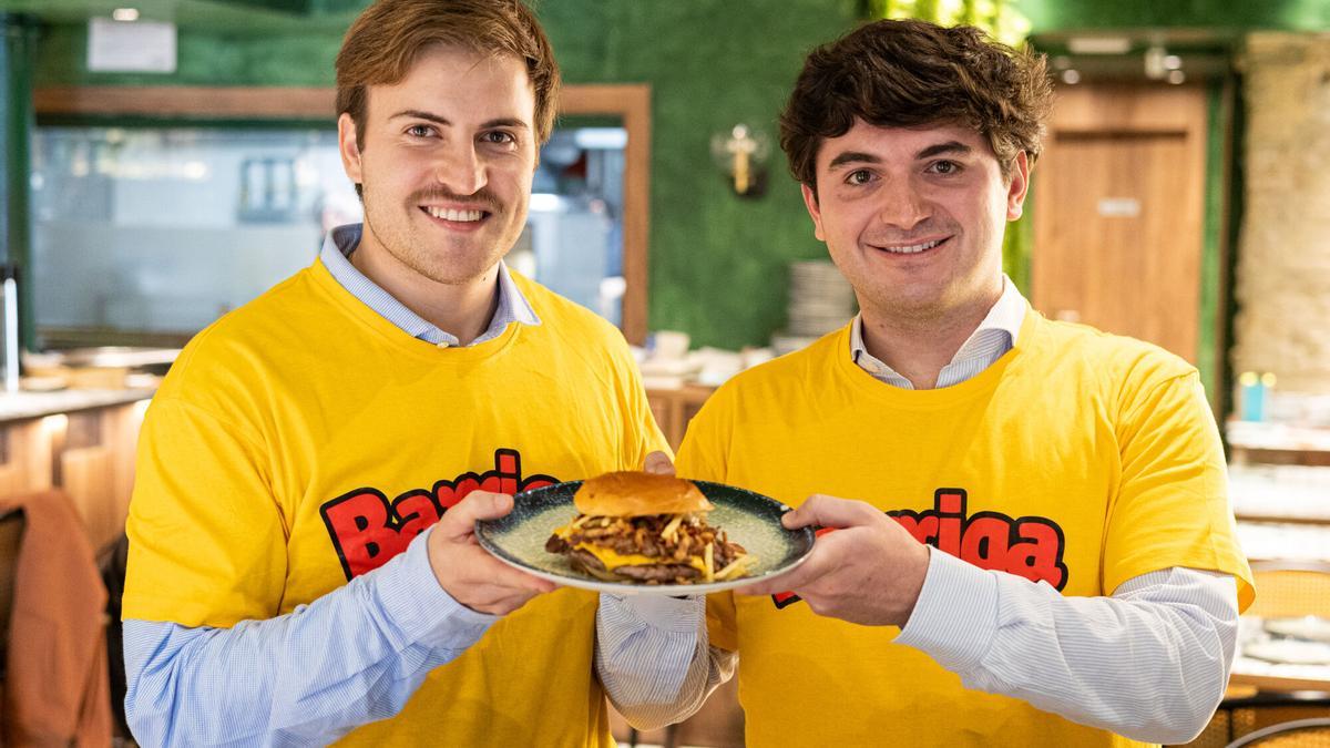 Alejandro Gambarte y Jorge Gracia, dos de los cuatro socios de Barriga by Sal Gorda, posan con la hamburguesa que llevan a la Champions Burger