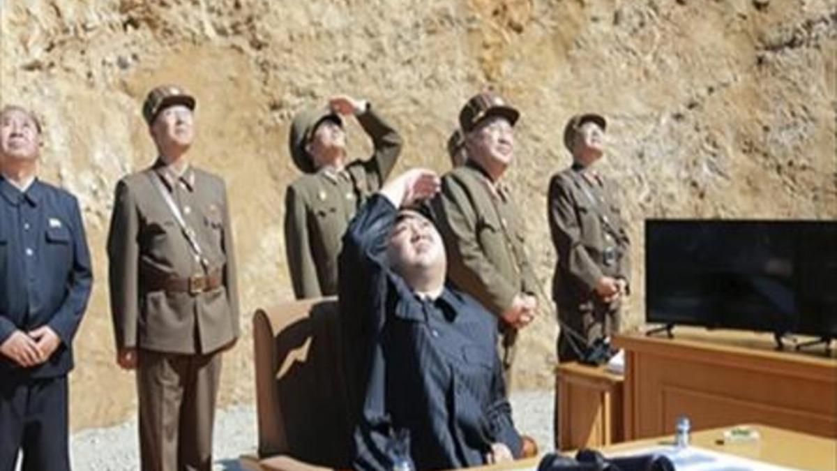 El líder norcoreano Kim Jong-un observa el lanzamiento del misil de largo alcance, ayer.