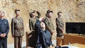 El líder norcoreano Kim Jong-un observa el lanzamiento del misil de largo alcance.