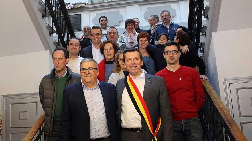 Aníbal Vázquez y Fréderic Daerden, en el centro, con miembros de la Corporación mierense y de la familia belga que acudió al acto de hermanamiento.