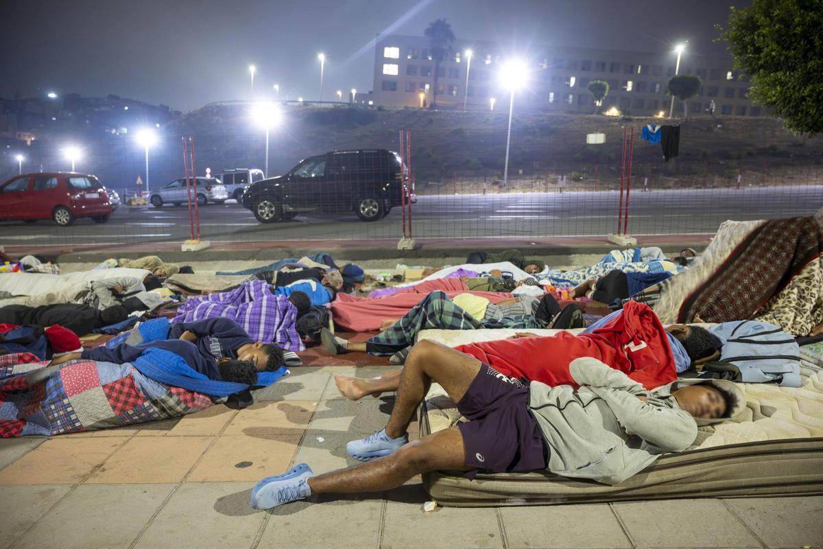 Decenas de migrantes siguen durmiendo en los alrededores de Loma Colmenar (Ceuta) Decenas de migrantes siguen durmiendo en los alrededores de Loma Colmenar (Ceuta)