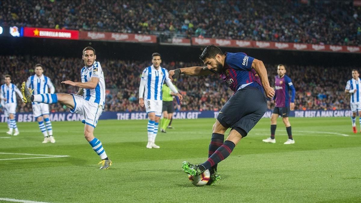 Luis Suárez intenta una rabona infructuosa ante la Real Sociedad.