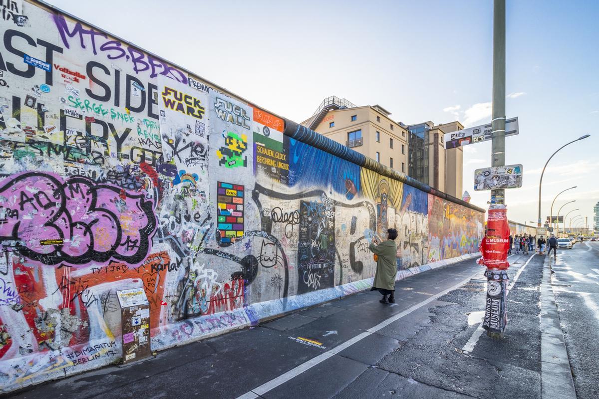 Pinturas en East Side Gallery, memorial internacional de la libertad