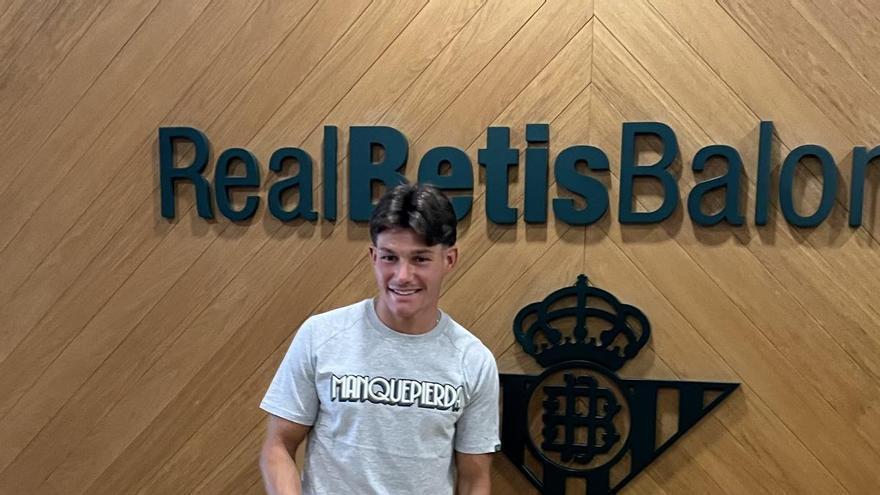 Vídeo | Fran García posa como nuevo jugador del Real Betis Balompié en la CD Luis del Sol
