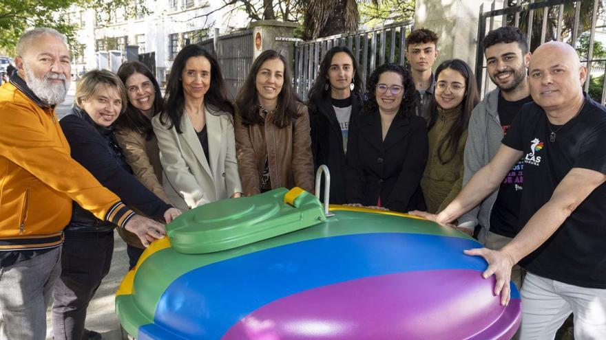 Representantes del colectivo LGTBI junto a las concejalas de Medio Ambiente y de Benestar Social.   | // LOC