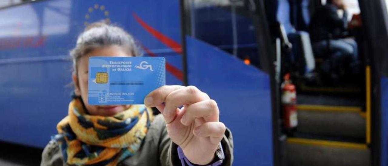 Ayer los primeros usuarios estradenses hicieron uso de su tarjeta metropolitana. // Bernabé / Javier Lalín