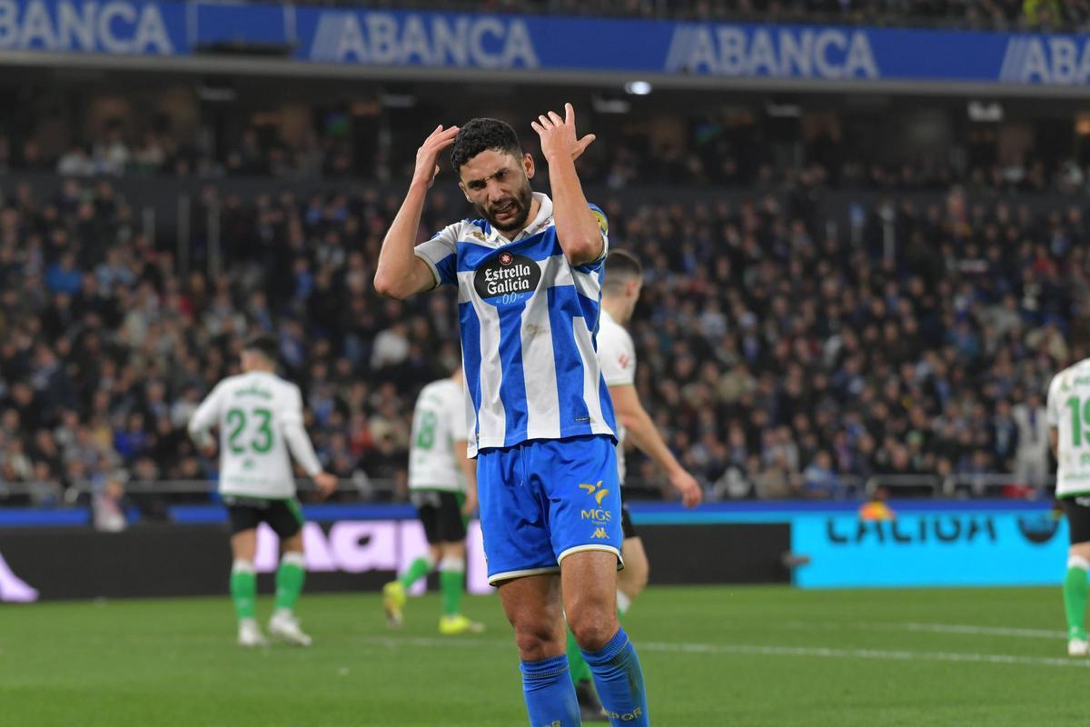 Eddahchouri se lamenta durante el partido ante el Racing