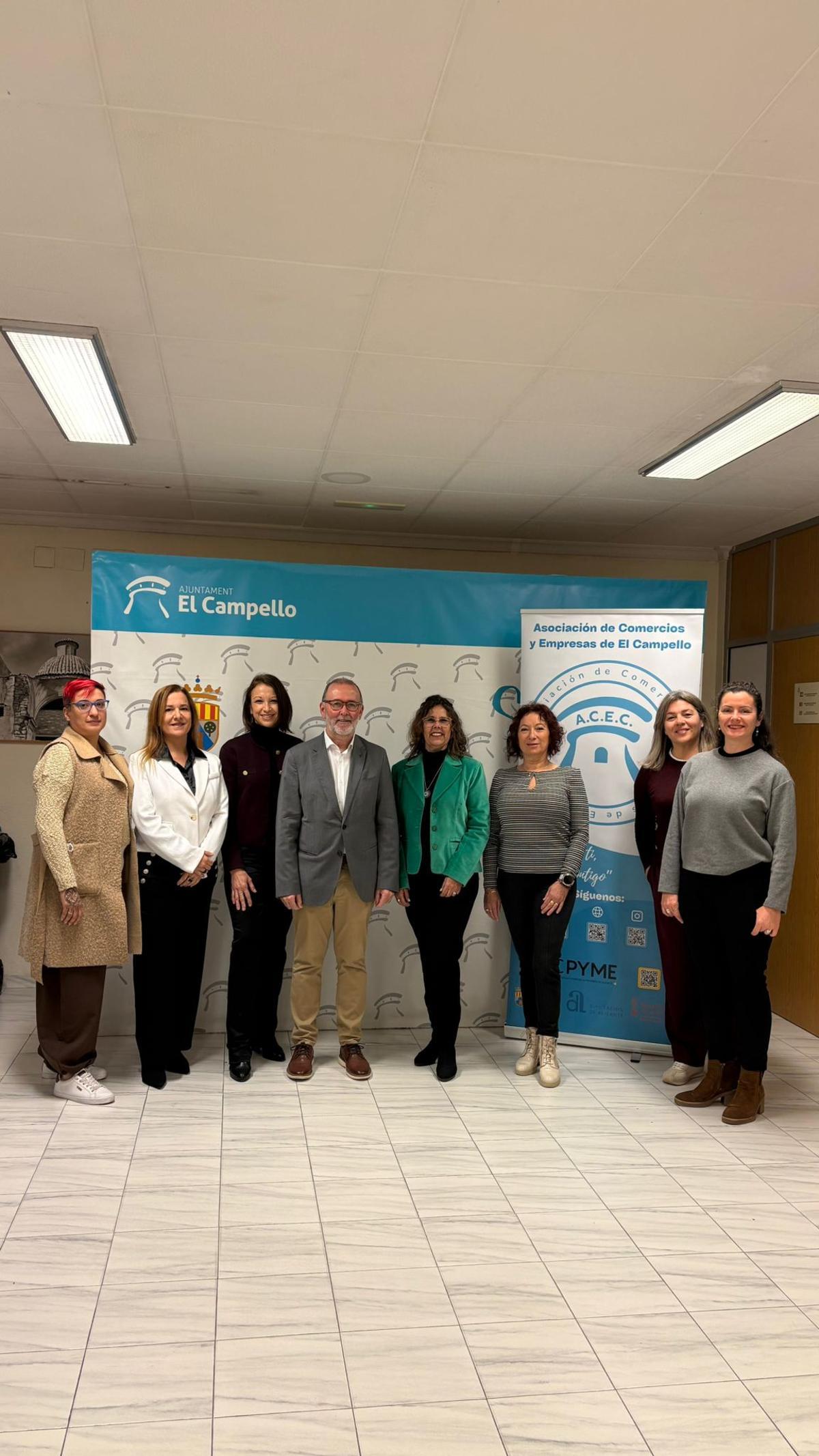 La nueva directiva de la asociación, con el alcalde y la edil de Comercio