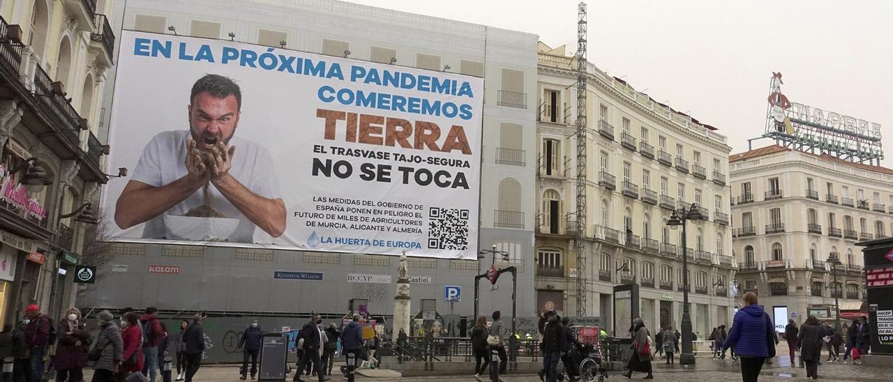 El cartel luce desde esta en la Puerta del Sol, centro neurálgico de Madrid