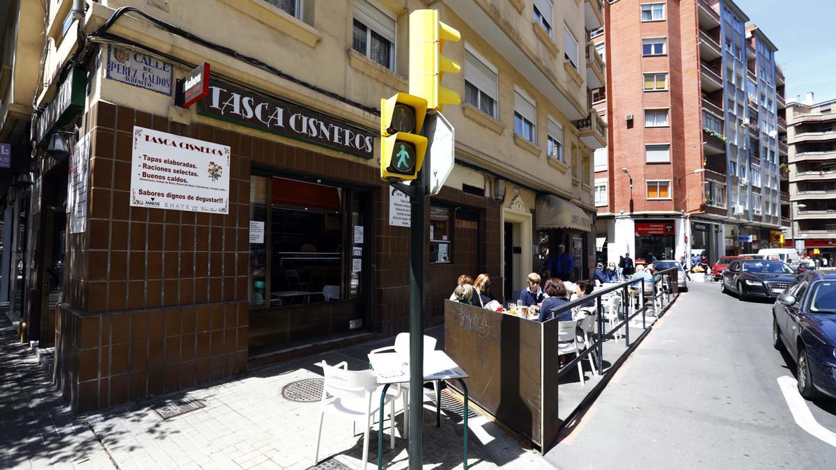 Uno de los tantos veladores en la calle Benito Pérez Galdós de Zaragoza.