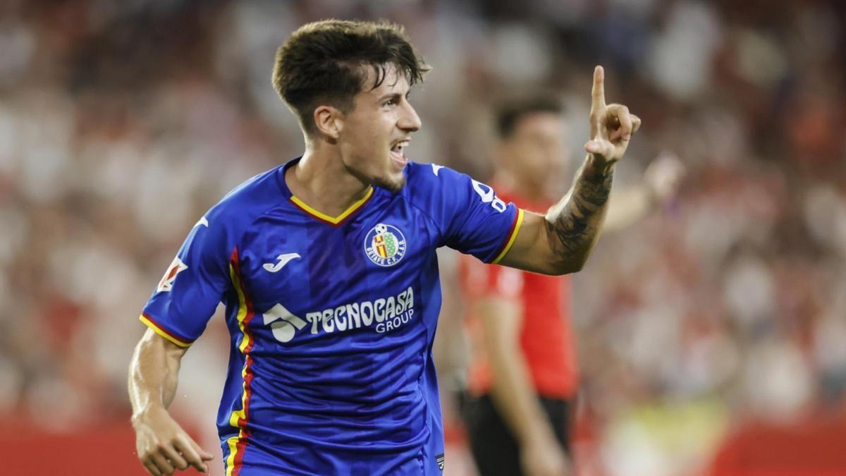 Adrián Liso celebra uno de los dos goles que marcó el lunes al Sevilla en el Pizjuán.