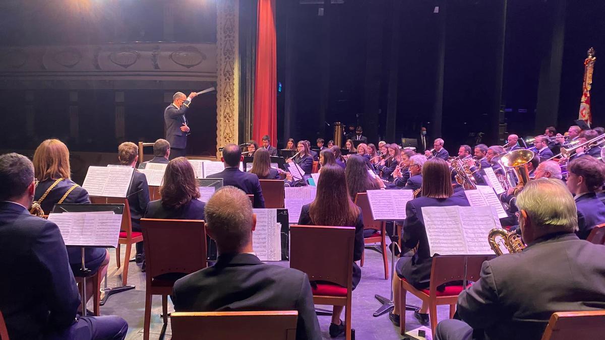 La Banda Municipal de Villena durante un concierto en el Teatro Chapí.