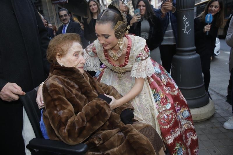 Consuelo Llobell, fallera mayor de València 2020, luce su exclusivo espolín en color Rosa Oporto