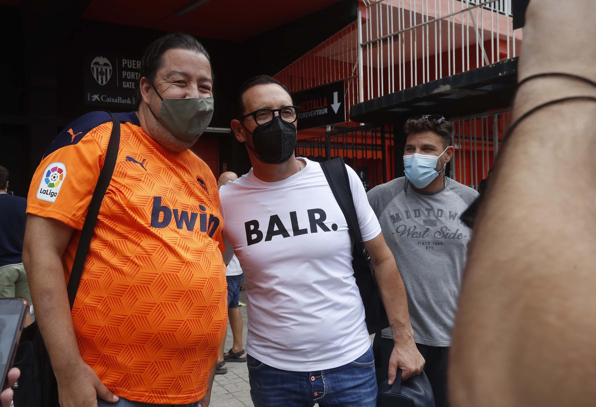 La afición valencianista se vuelca con el equipo a la salida de Mestalla