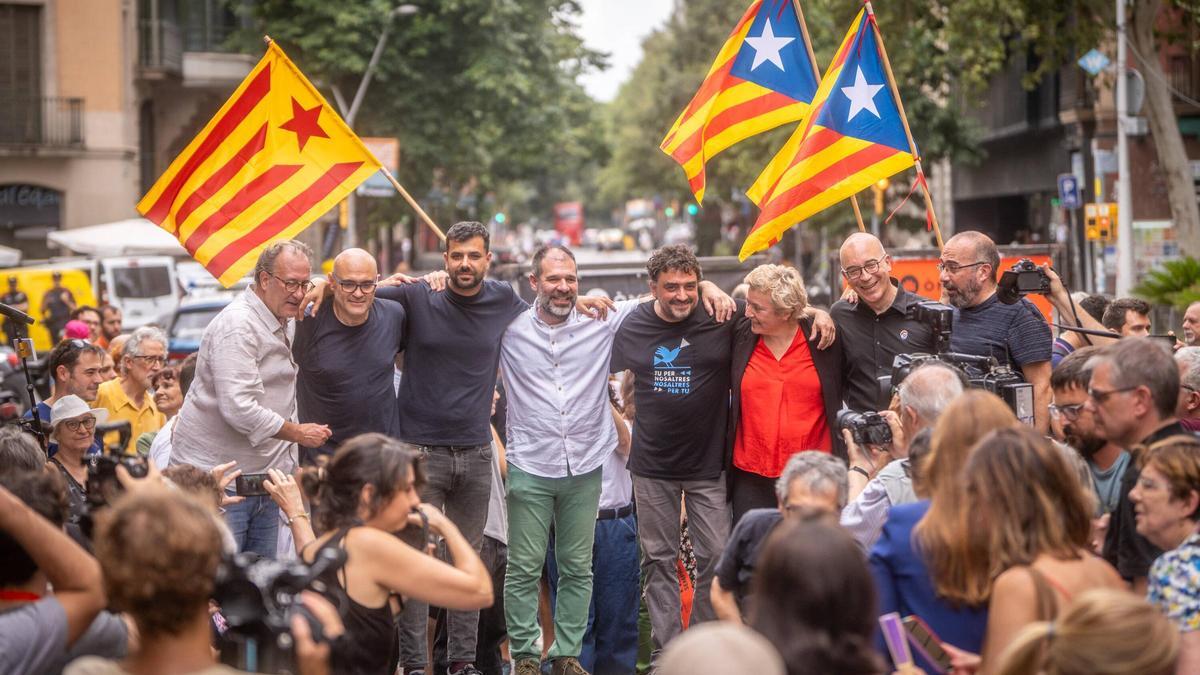 Òmnium Cultural recibe a los activistas independentistas en Barcelona