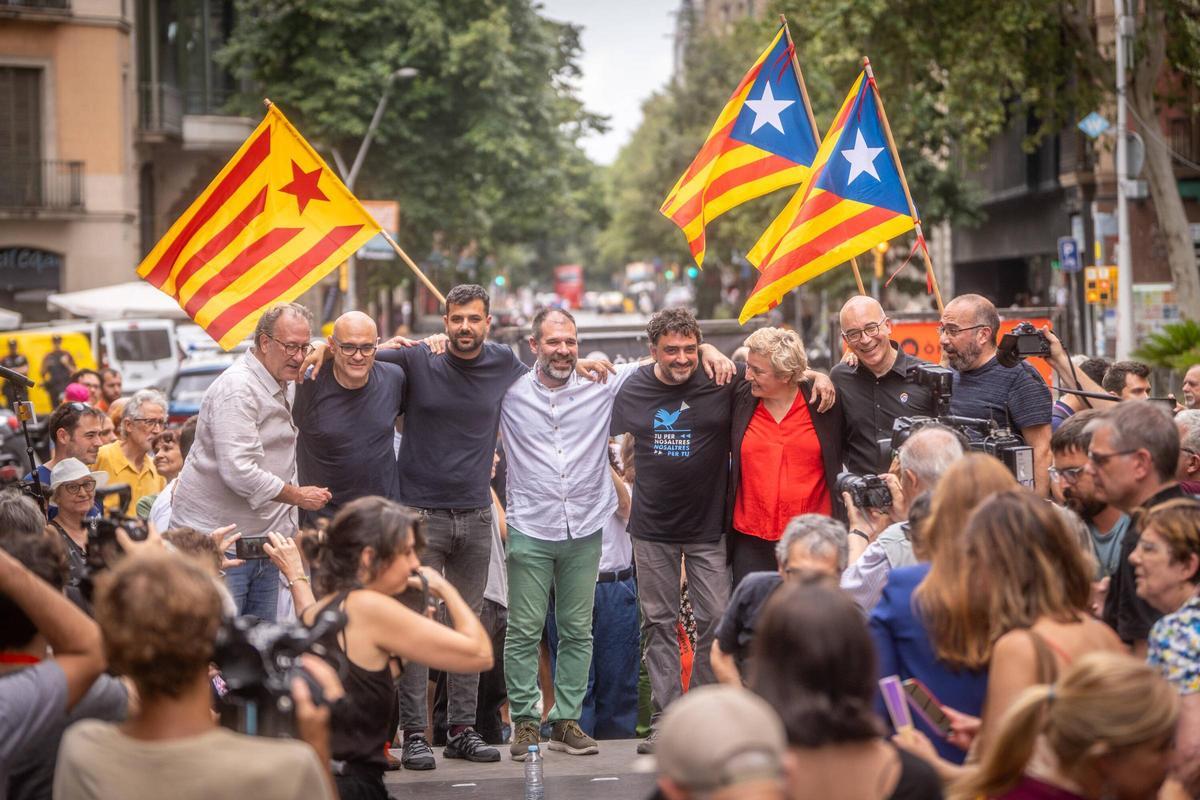 Acto de Omnium Cultural para recibir a Ruben Wagensberg, Oleguer Serra y el resto de personas que se marcharon a Suiza