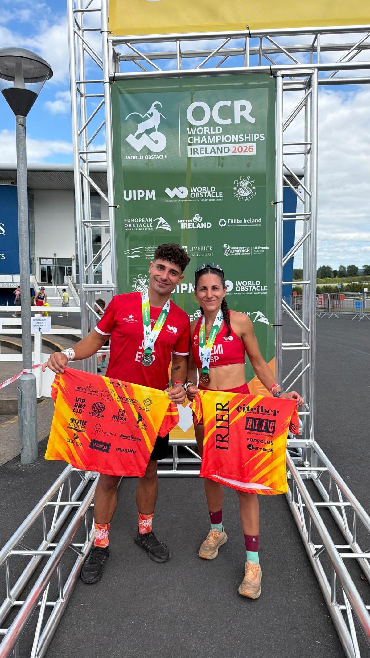Los hermanos Joel Lázaro Alarcón y Noemí Lázaro Alarcón, plata y bronce respectivamente en el Mundial de Carreras de Obstáculos 2026 en Irlanda.