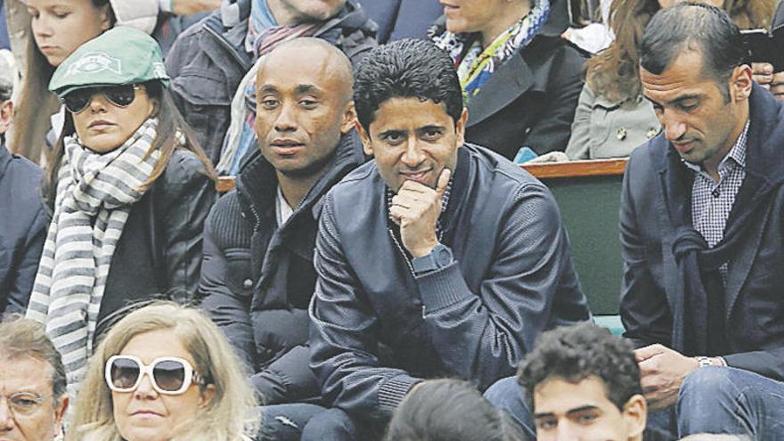 Nasser Al Khelaifi sigue un partido. // FDV