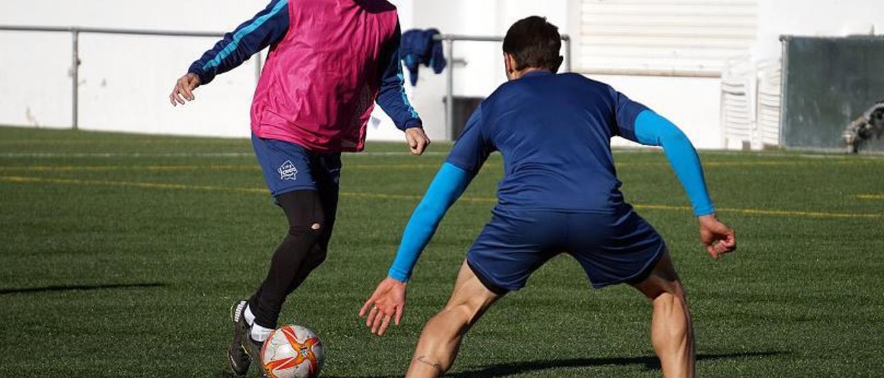 Dos jugadores del Atzeneta, en un entrenamiento. | LEVANTE-EMV