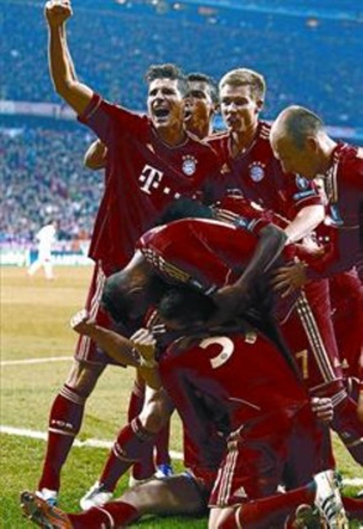 Il·lusió 8 Els jugadors del Bayern abracen Ribéry en el primer gol. Il·lusió 8 Els jugadors del Bayern abracen Ribéry en el primer gol.