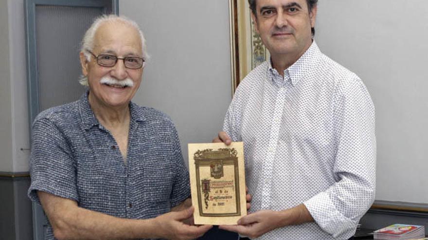 Correa y Vigar, con el programa inaugural del Teatro Nacional Cervantes (de 1921), que figura en los archivos del teatro malagueño.