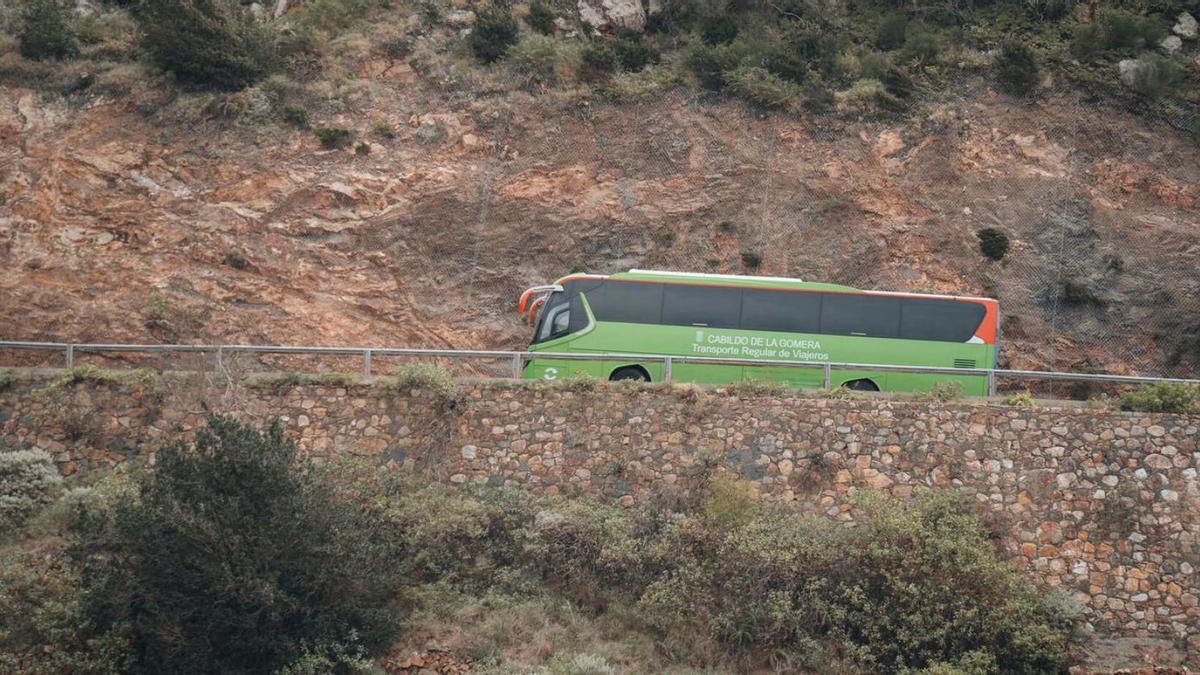 Uno de los vehículos de GuaguaGomera por las carreteras de la Isla. | EL DÍA