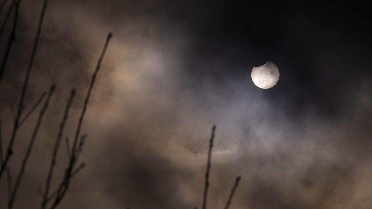 Segueix en directe l’eclipsi parcial de Sol d’avui