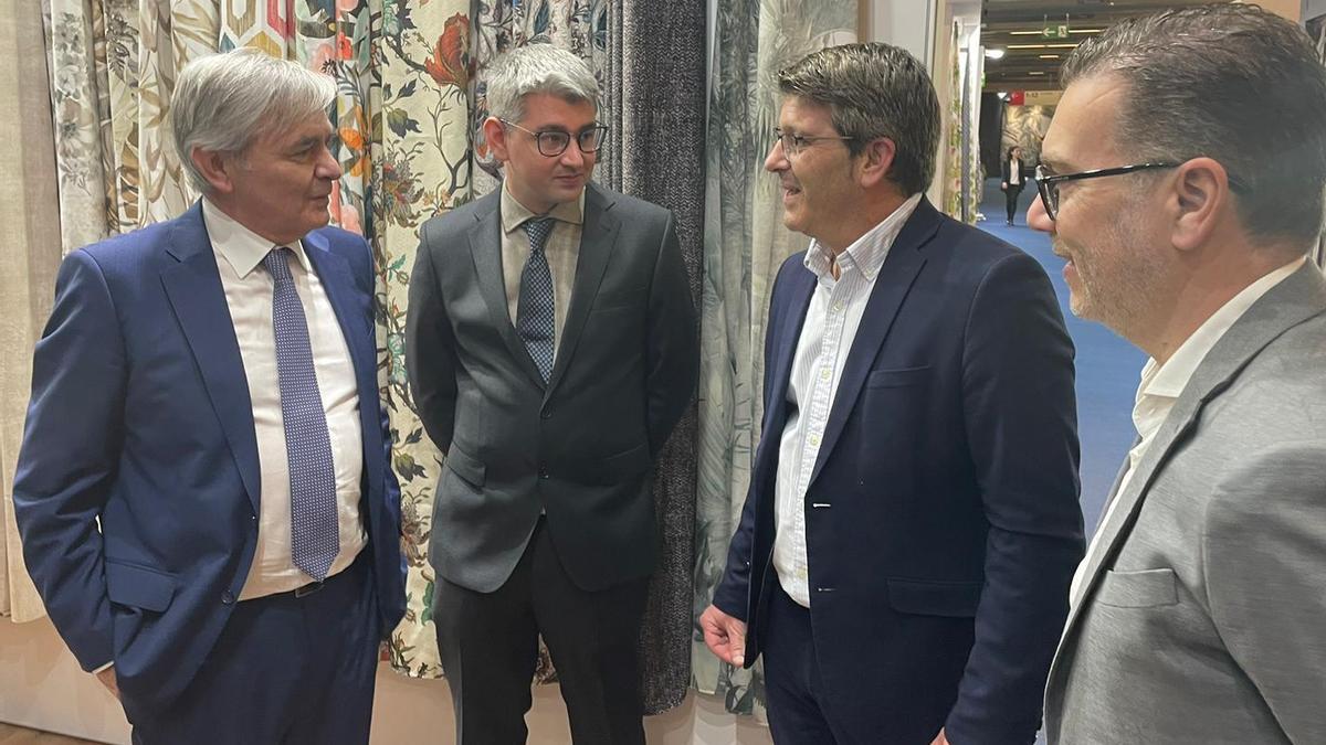 El alcalde de Ontinyent y el concejal Úbeda, a la derecha, junto a empresarios textiles en la Feria de Frankfurt.