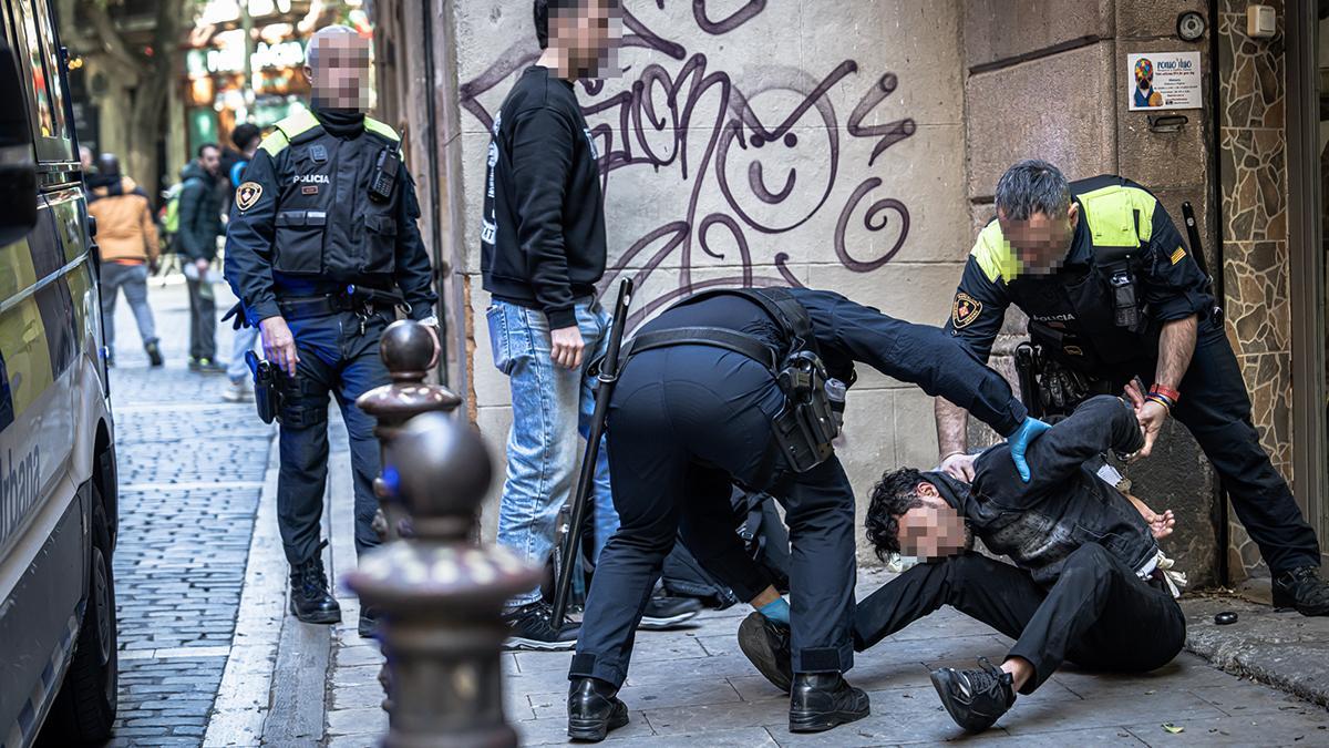 Detención de un ladrón que intentó robar un teléfono móvil amenazando con un arma blanca en Barcelona.