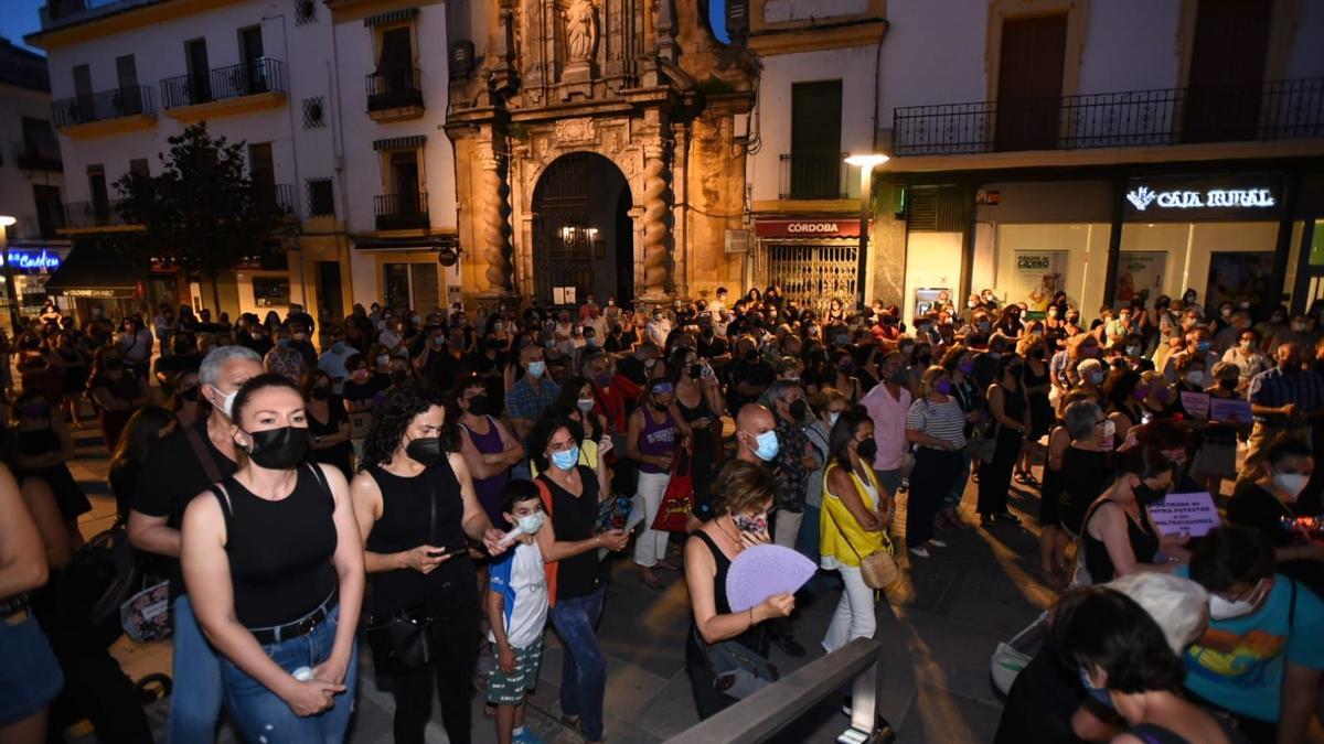 Córdoba muestra su repulsa por los crímenes machistas.