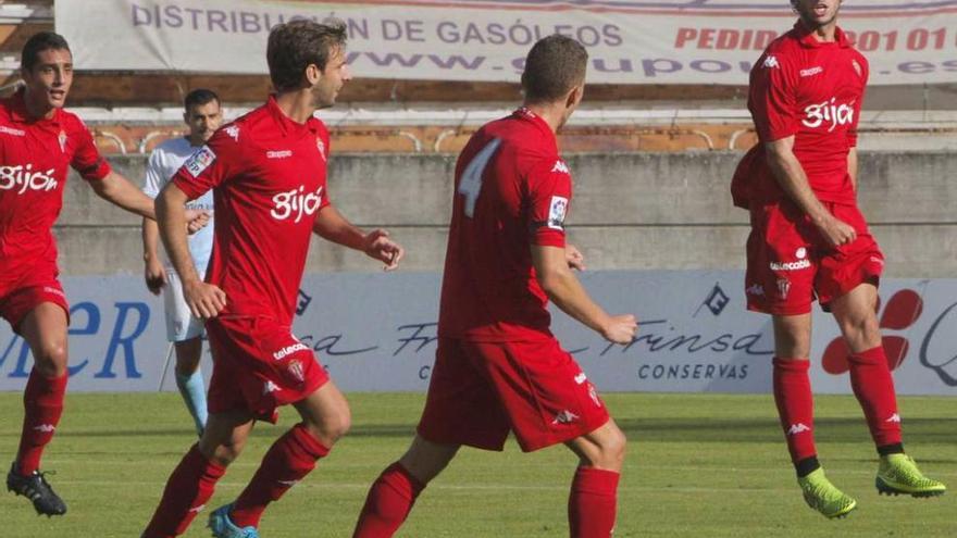 Guille Donoso celebra la consecución del primer gol del Sporting mientras sus compañeros van a felicitarlo.