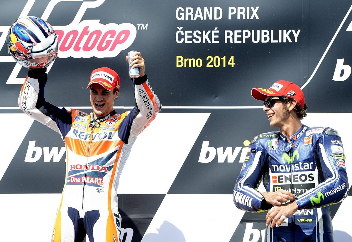 Dani Pedrosa celebra su victoria en MotoGP en el circuito de Brno ante Valentino Rossi en 2014.