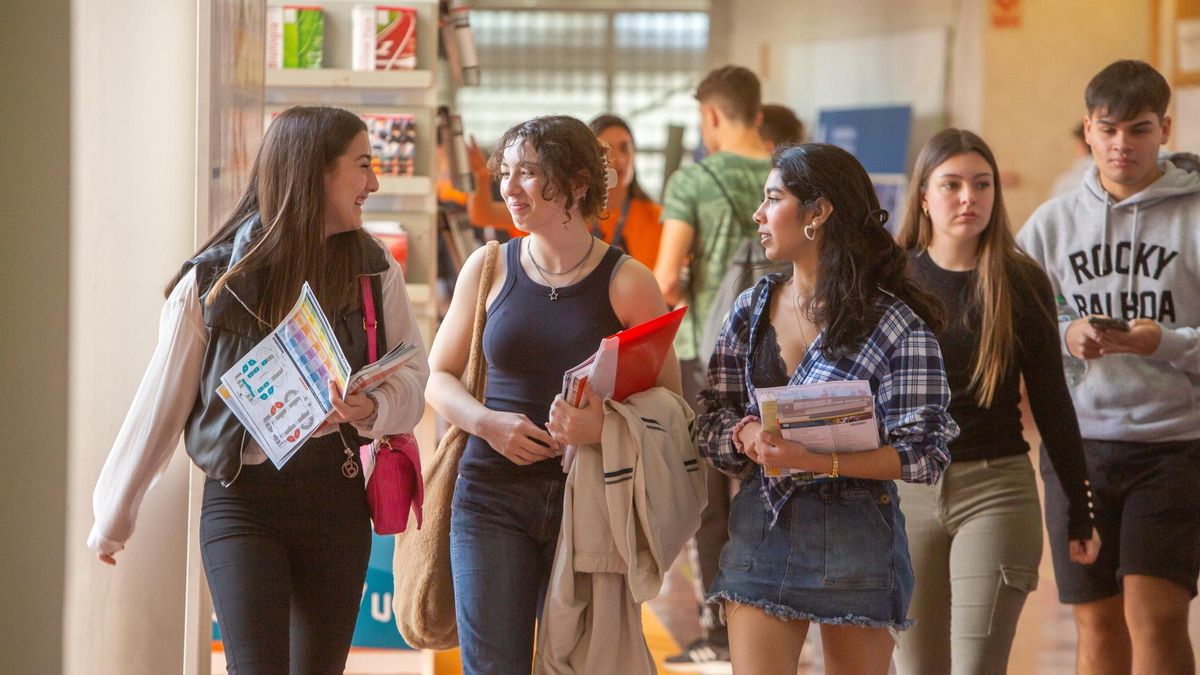 Alumnas en el campus de la Universidad de Alicante