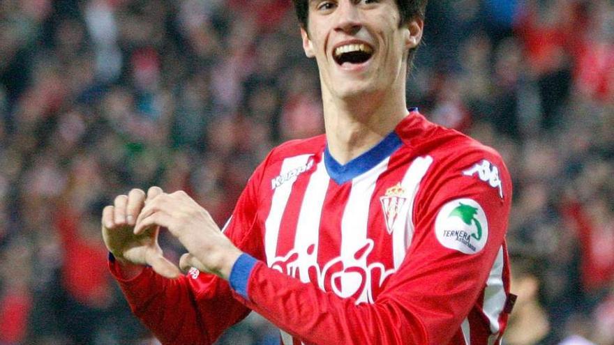 Pablo Pérez celebra su gol haciendo el gesto de un corazón como dedicatoria.