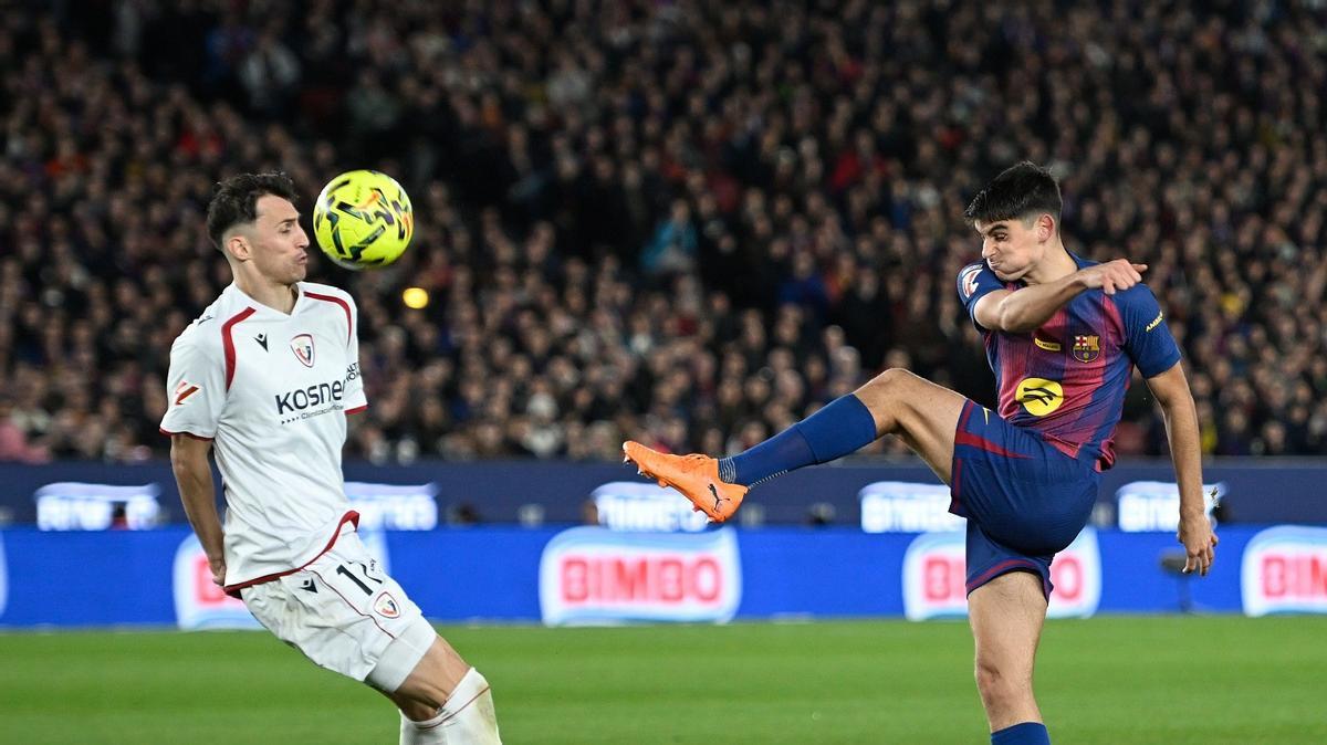 Gerard Martín rechaza un balón ante Budimir.