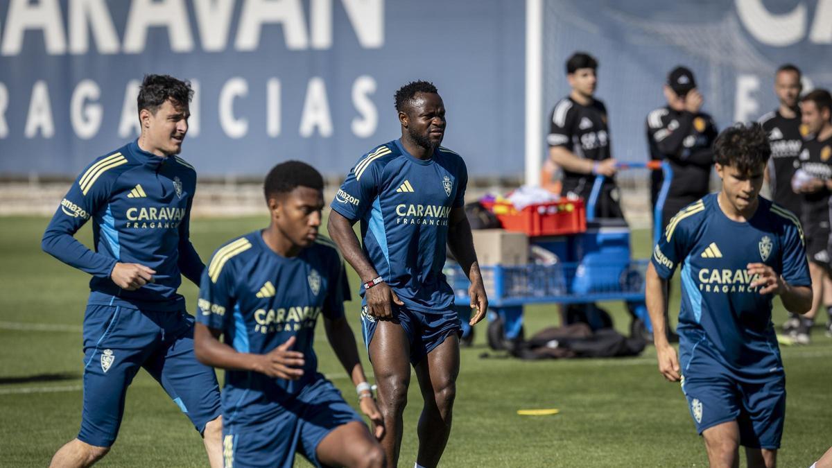 Agada, en el centro, durante un entrenamiento del Real Zaragoza.