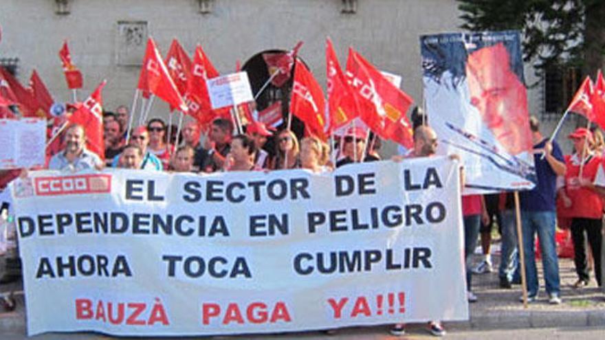 Medio centenar de representantes de CCOO se han manifestado esta mañana a las puertas del Consolat de Mar.