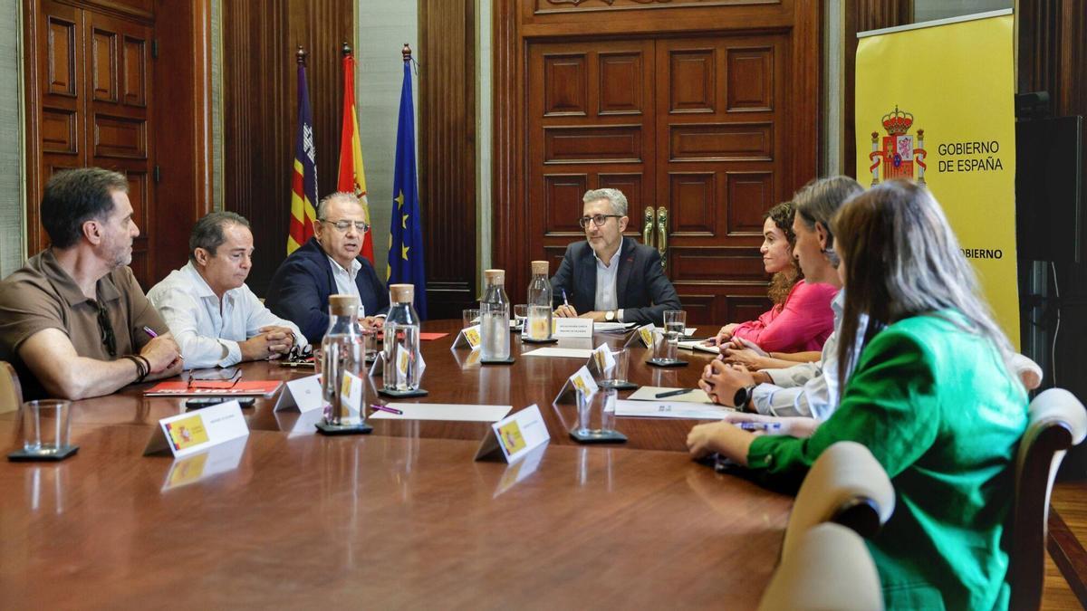 El ministro de Hacienda, Arcadi España, en una reunión con los sindicatos UGT y CSIF