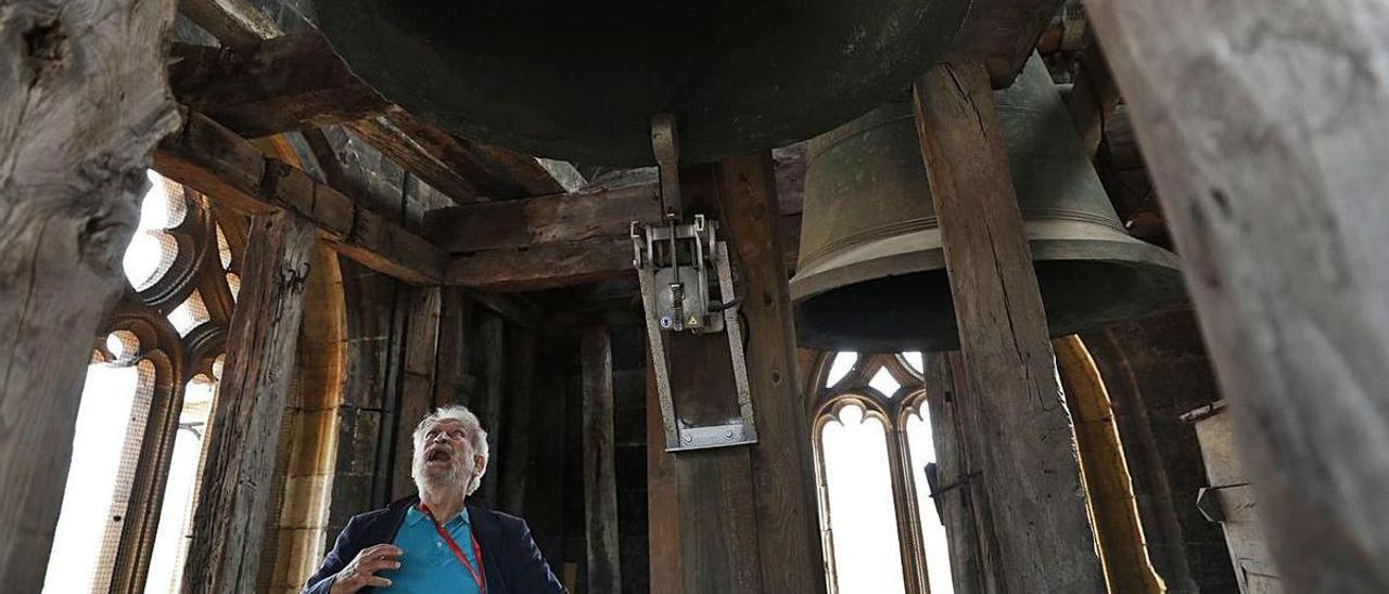 Llorenç Barber, bajo la “Wamba”, durante su visita del viernes a la torre de la Catedral.