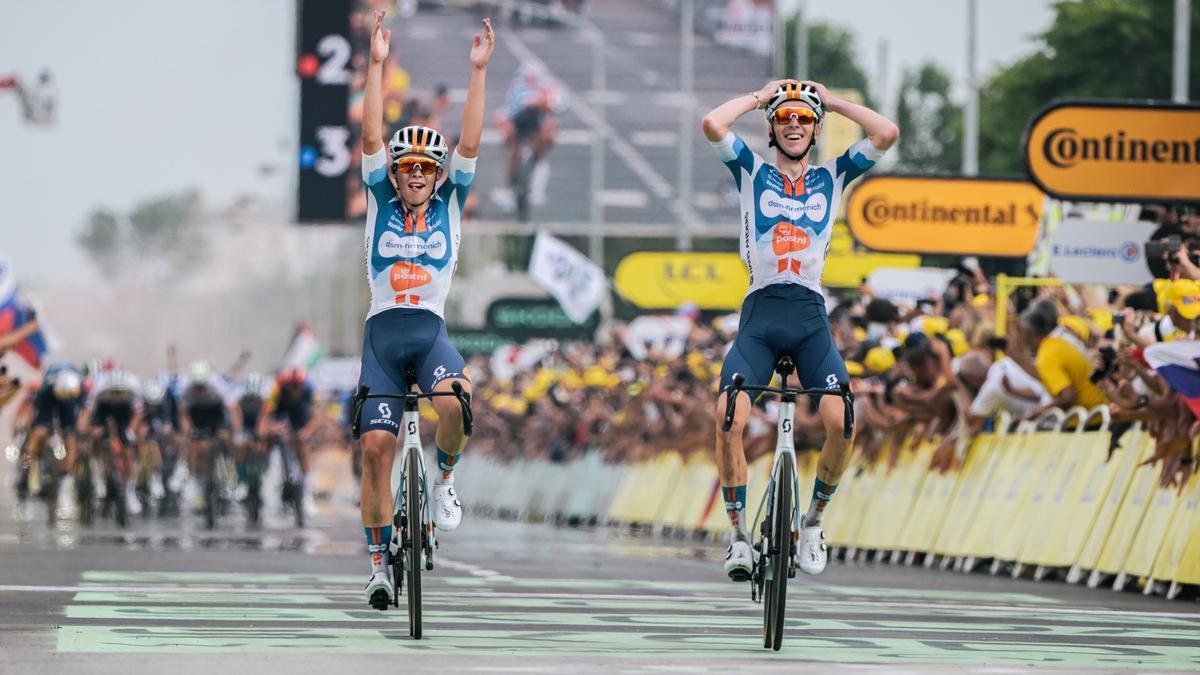 Frank van den Broek y Romain Bardet, ambos del Team dsm-firmenich PostNL, celebran un triunfo de etapa en el Tour de Francia.