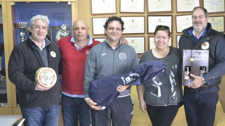 Los ganadores posan con el patrocinador.