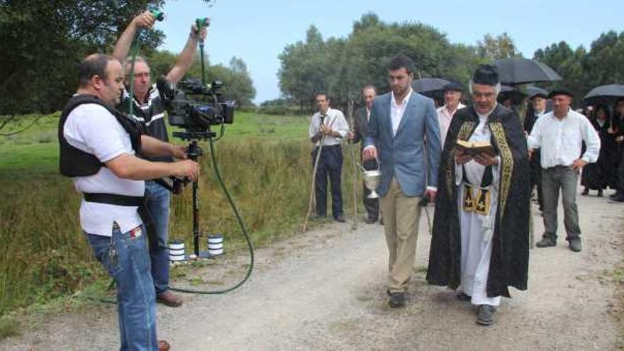 La grabación de una escena del traslado del cadáver de un vecino de San Martín del largometraje «Naves, un pueblo con historia».