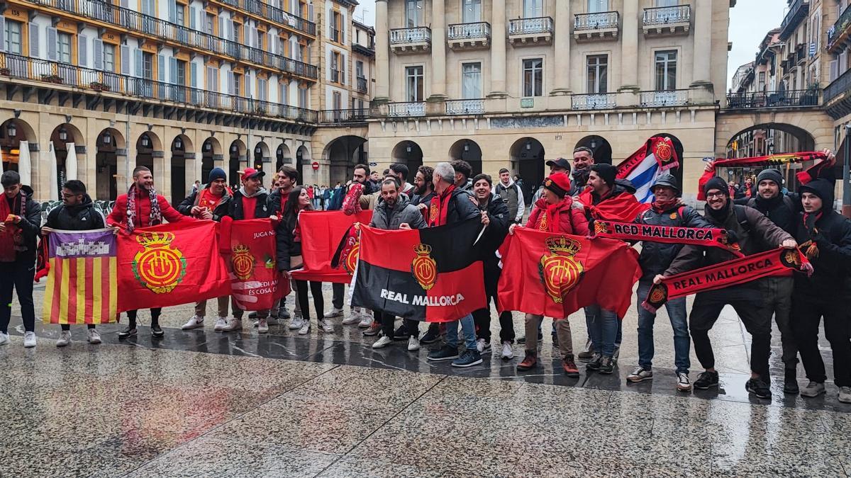 Los aficionados del Real Mallorca comienzan a invadir San Sebastián