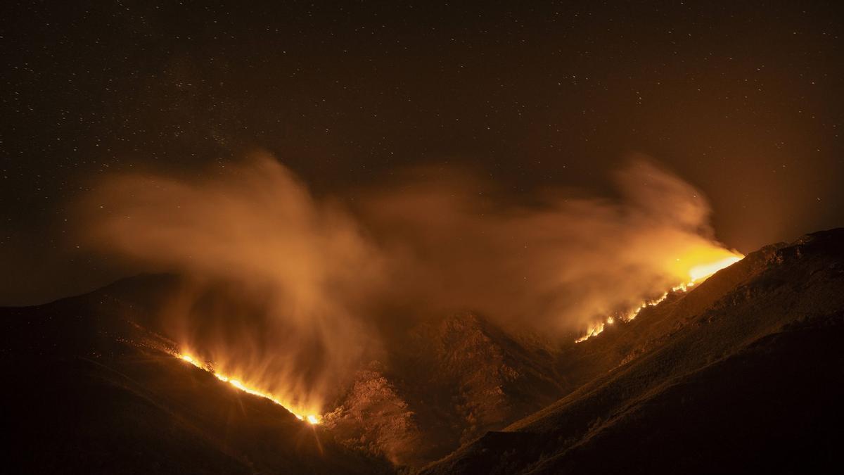 Vista nocturna, el 19 de agosto de 2025, del incendio de Valdeorras, el mayor de la historia de Galicia