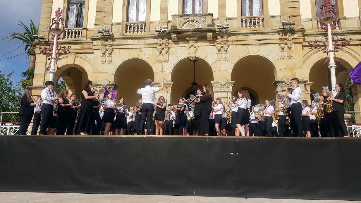 El Festival de Música toma las calles de Villaviciosa y llena el jardín de la Casa de los Hevia