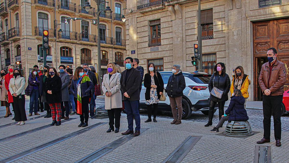 Concentración en la tarde de ayer en Alcoy para condenar la agresión a una madre y sus dos hijos el domingo. | JUANI RUZ