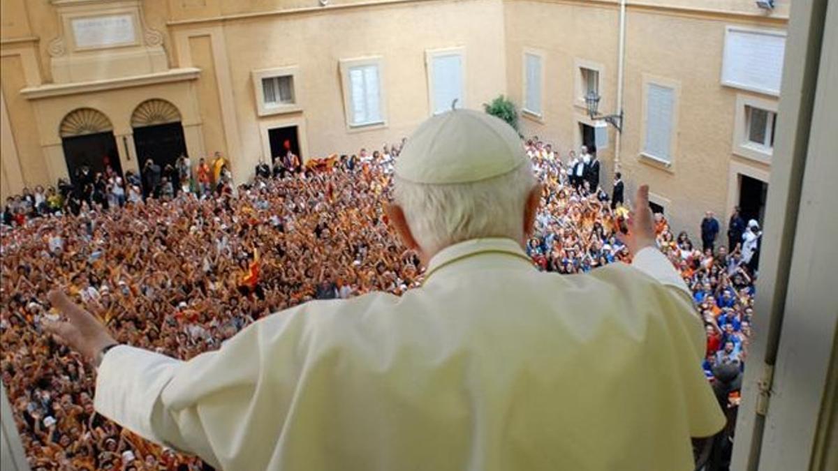 Benedicto XVI saluda a los fieles en Castelgandolfo tras su renuncia.