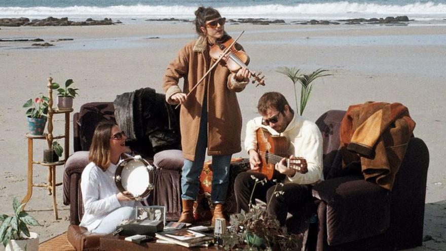 María Jorge (violín), Anaïs Barbier e Pedro Fariñas forman Caldo.