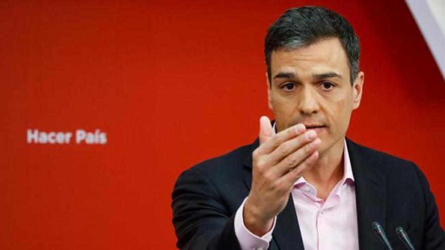 Sánchez deja entrever una moción de censura contra Cifuentes